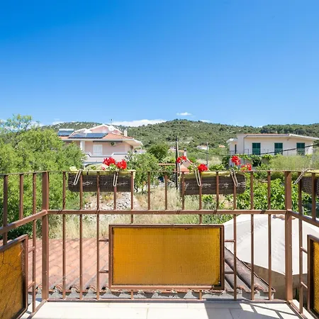 With A Parking Space Vinisce, Trogir - 23986 Appartement