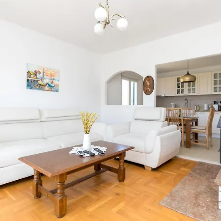 With A Parking Space Vinisce, Trogir - 23986 Appartement